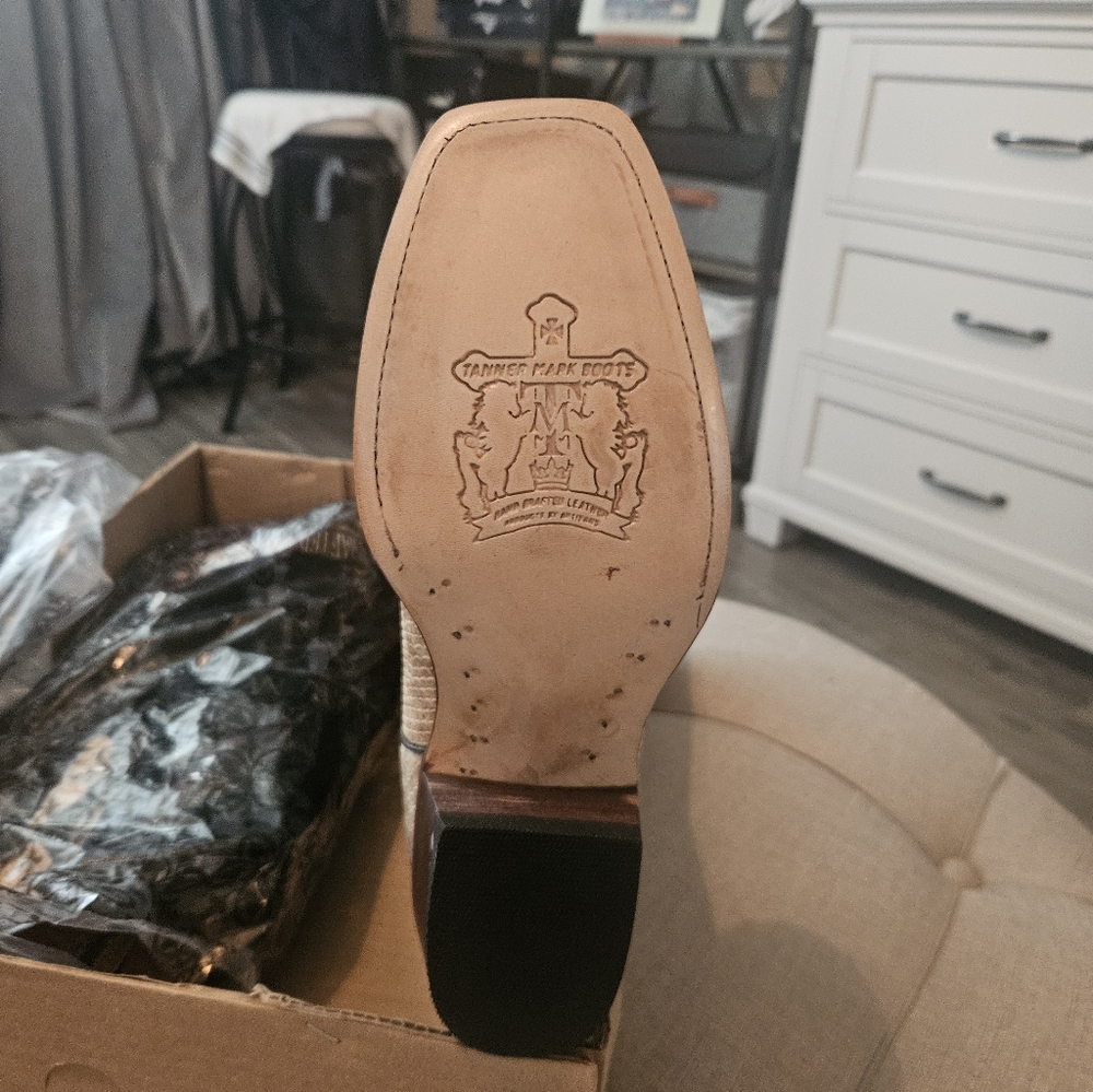 Snakeskin Patterned Heeled Boots - Picture 4 of 7